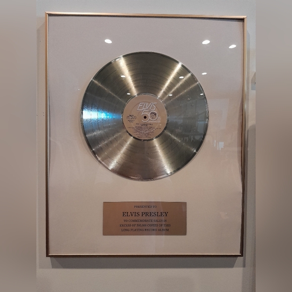 Elvis Prop Gold Record Framed!! - Picture 2 of 5
